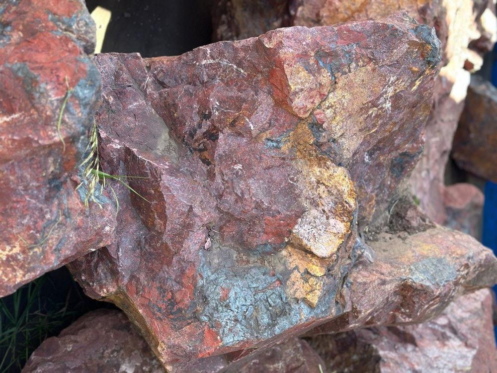 Камни для ландшафтного дизайна красно-фиолетовые 10-60 килограмм купить в Барабинске