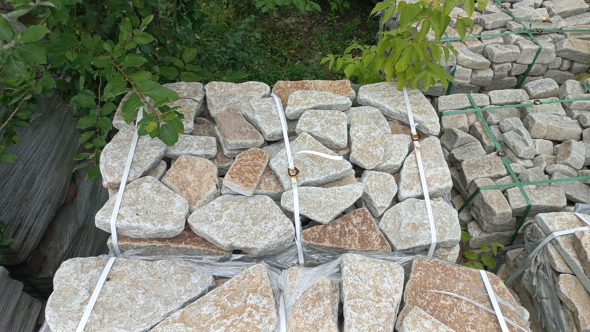 Плитняк галтованный гранитный для ландшафтного дизайна купить в Барабинске