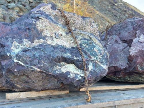 Огромные красно-фиолетовые валуны для ландшафтного дизайна весом более 5 тонн купить в Барабинске