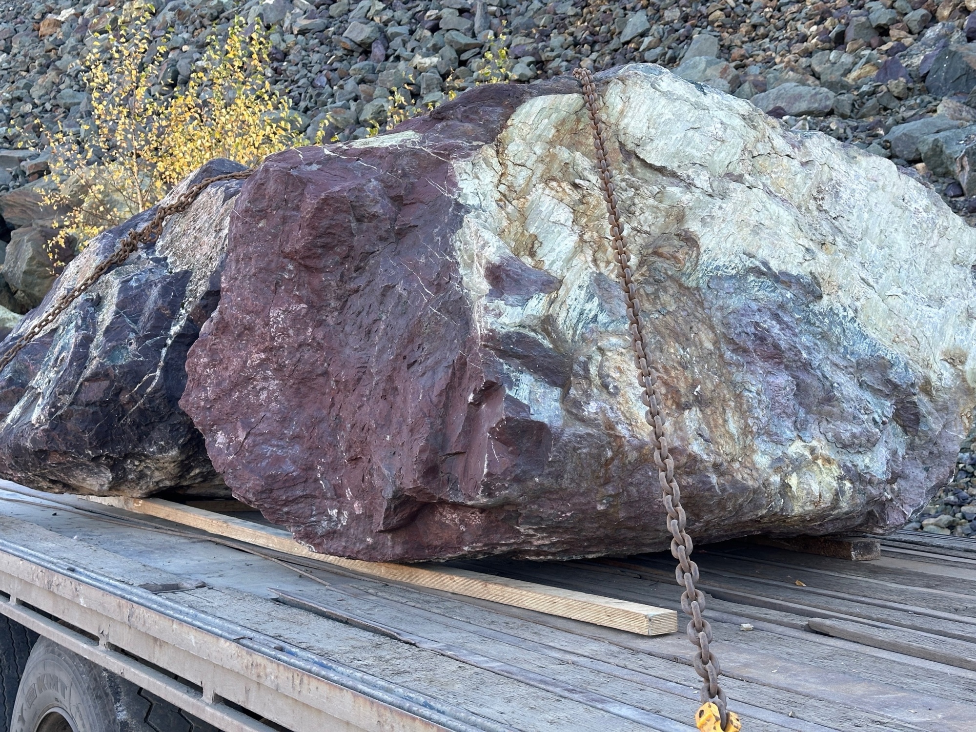 Огромные красно-фиолетовые валуны для ландшафтного дизайна весом более 5 тонн купить в Барабинске