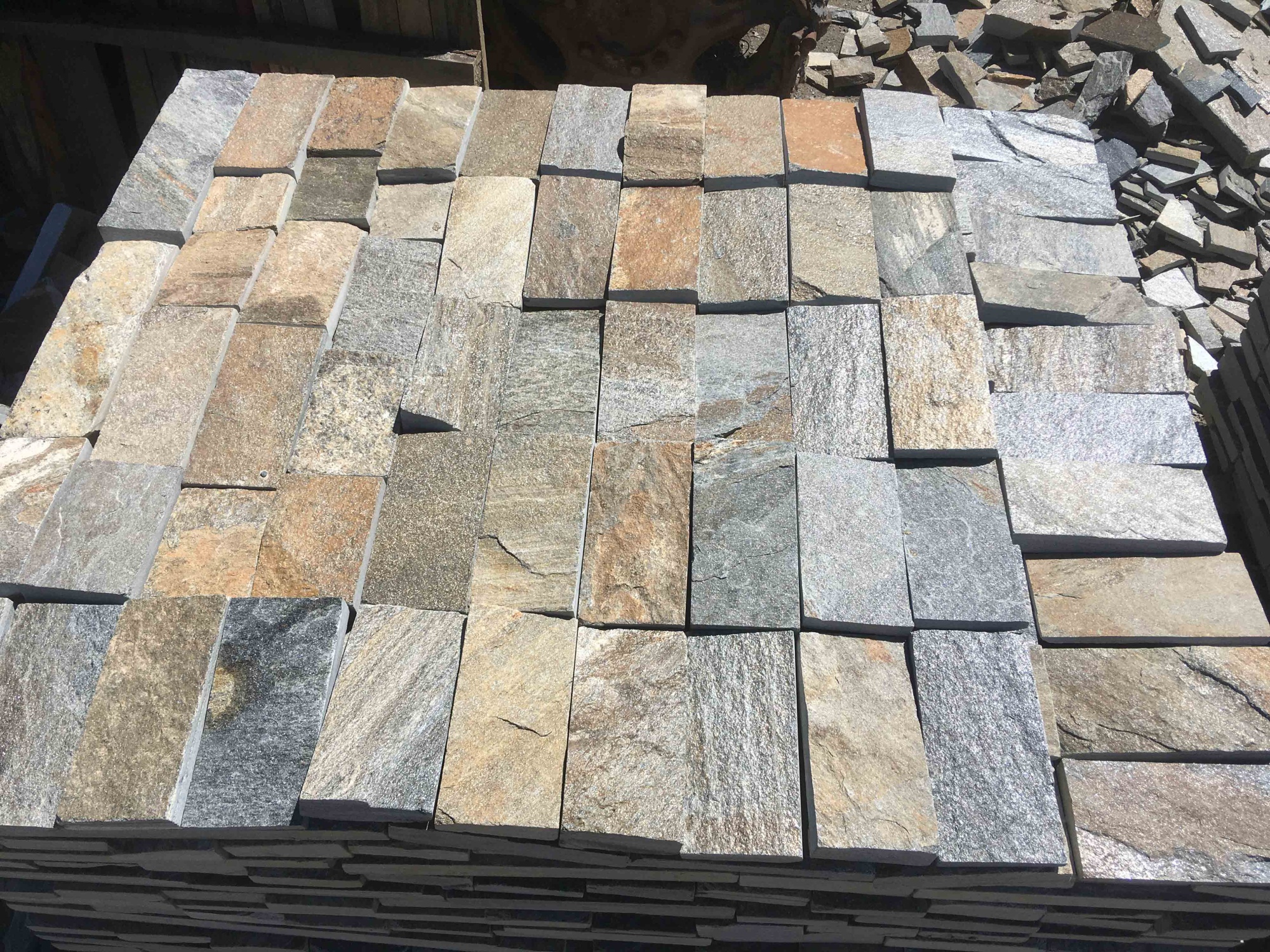 Плитка пилёная златолит Уральский для цоколя, отмостки купить в Барабинске