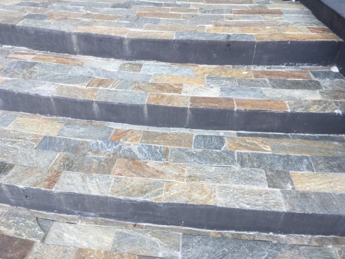 Плитка из Златолита Уральского для лестницы купить в Барабинске