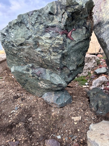 Гигантские зелёные валуны для ландшафтного дизайна весом более 5 тонн купить в Барабинске