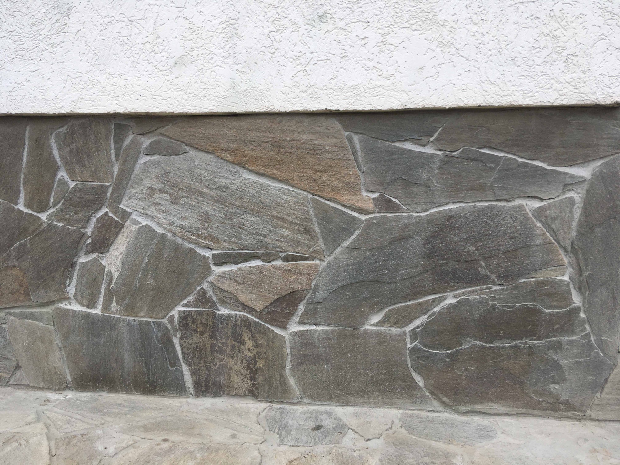 Плитняк златолит Уральский для цоколя, отмостки купить в Барабинске