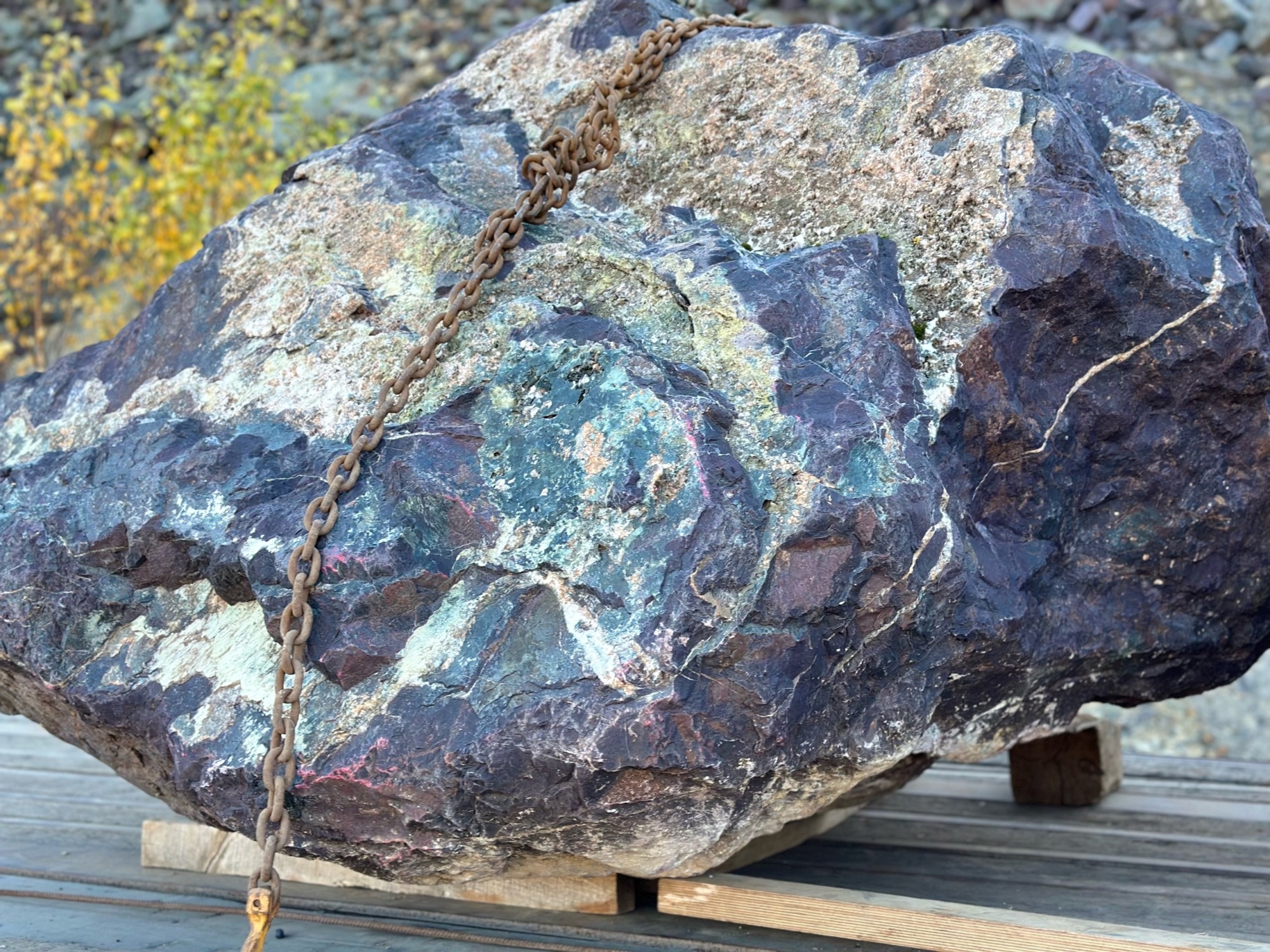 Огромные красно-фиолетовые валуны для ландшафтного дизайна весом более 5 тонн купить в Барабинске