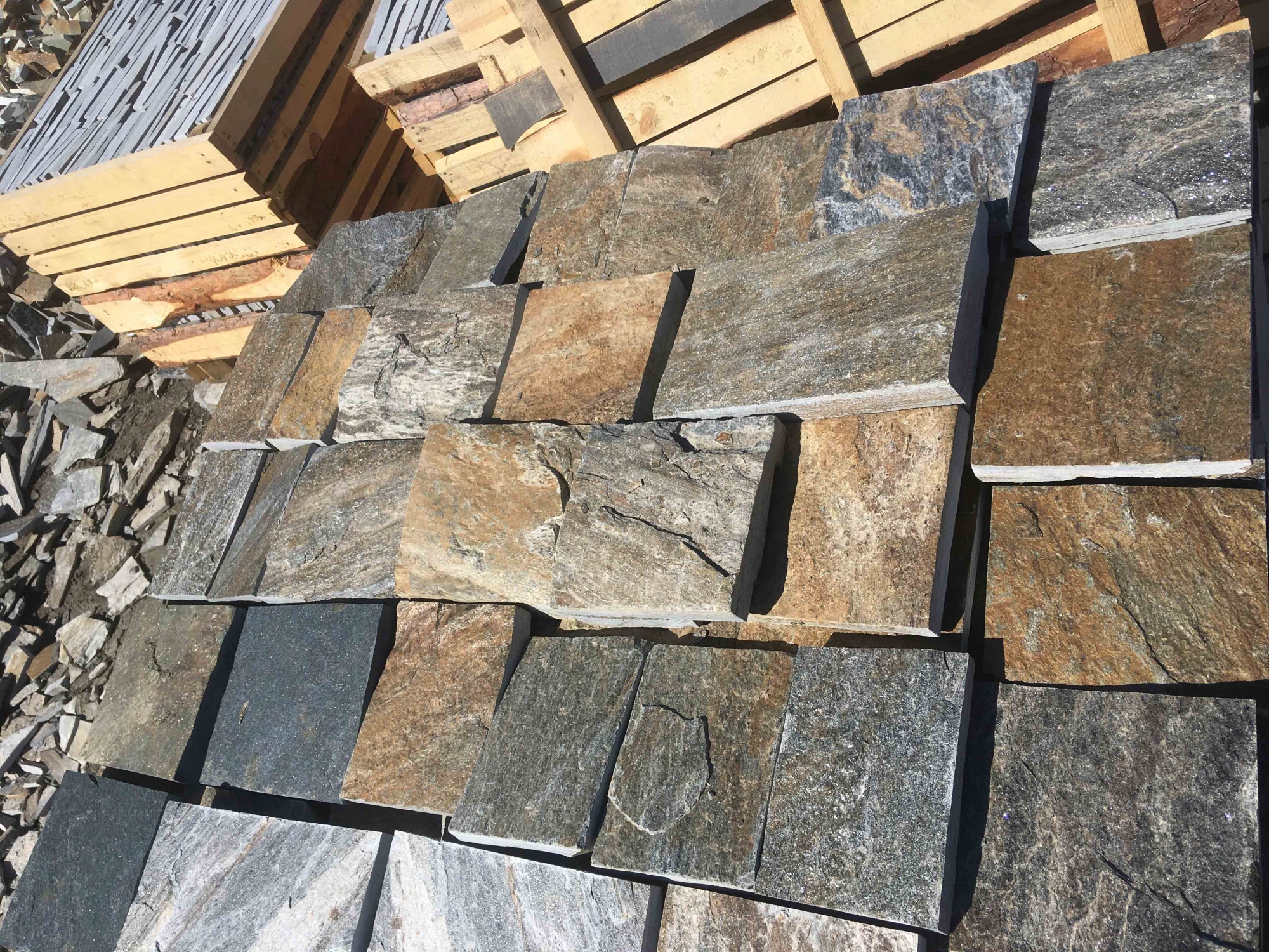 Плитка пилёная златолит Уральский для цоколя, отмостки купить в Барабинске