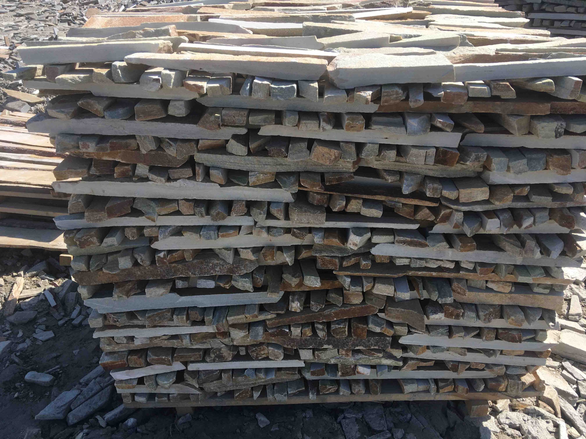 Горбушка златолит золотистый для облицовки купить в Барабинске