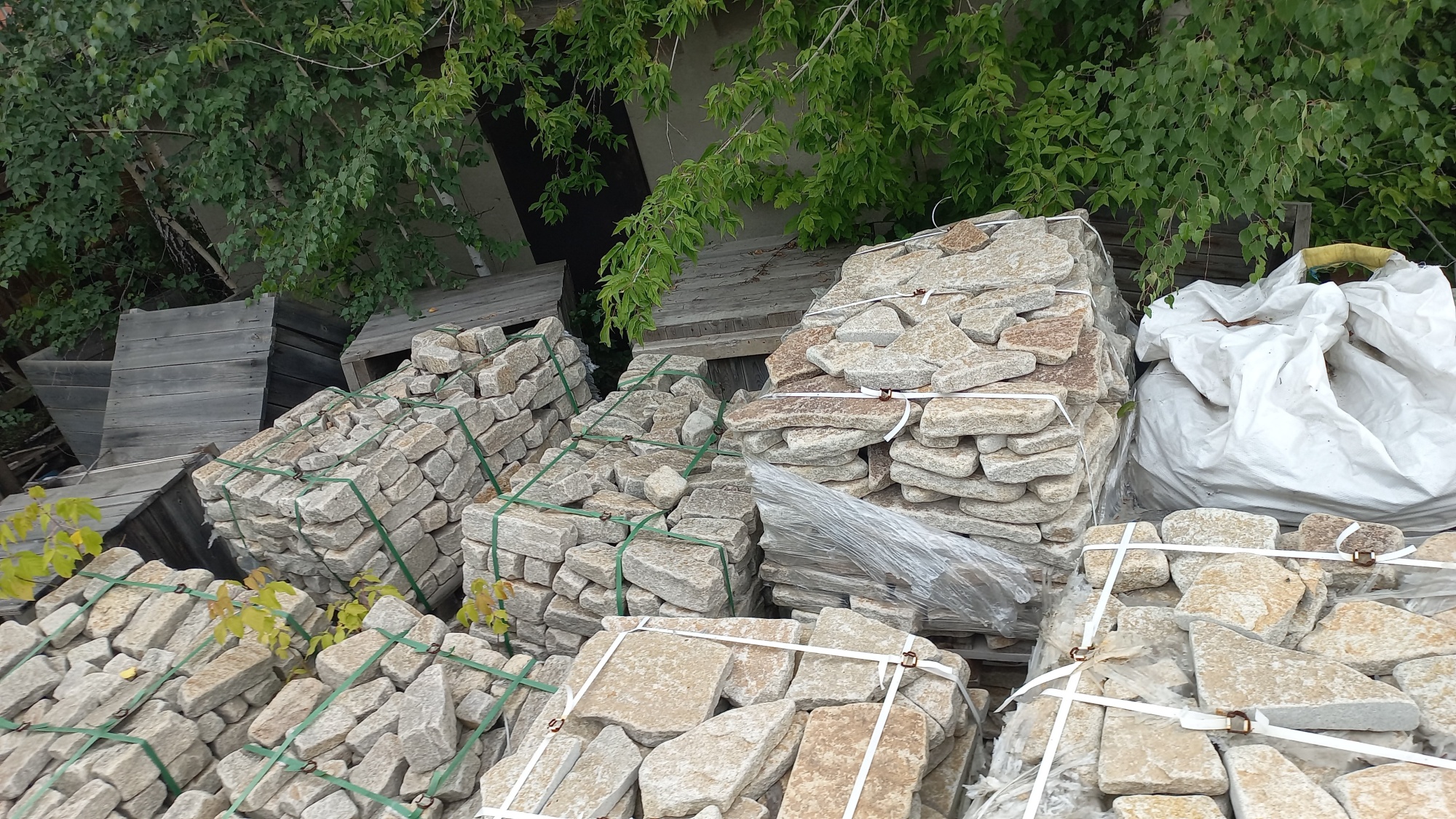 Плитняк гранитный галтованный купить в Барабинске