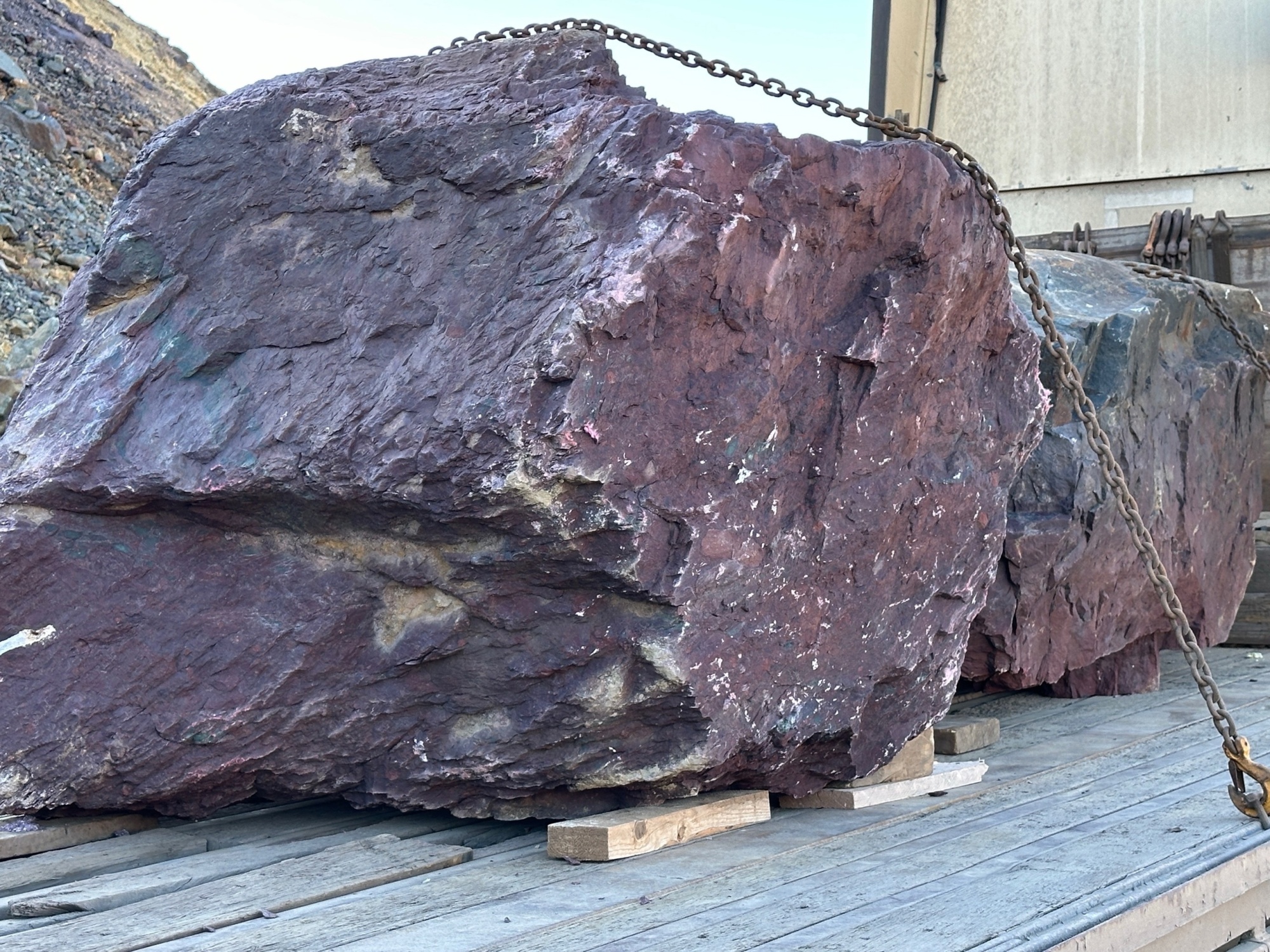 Огромные красно-фиолетовые валуны для ландшафтного дизайна весом более 5 тонн купить в Барабинске