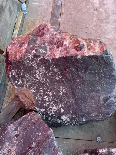 Камни для ландшафтного дизайна красно-фиолетовые 10-60 килограмм купить в Барабинске