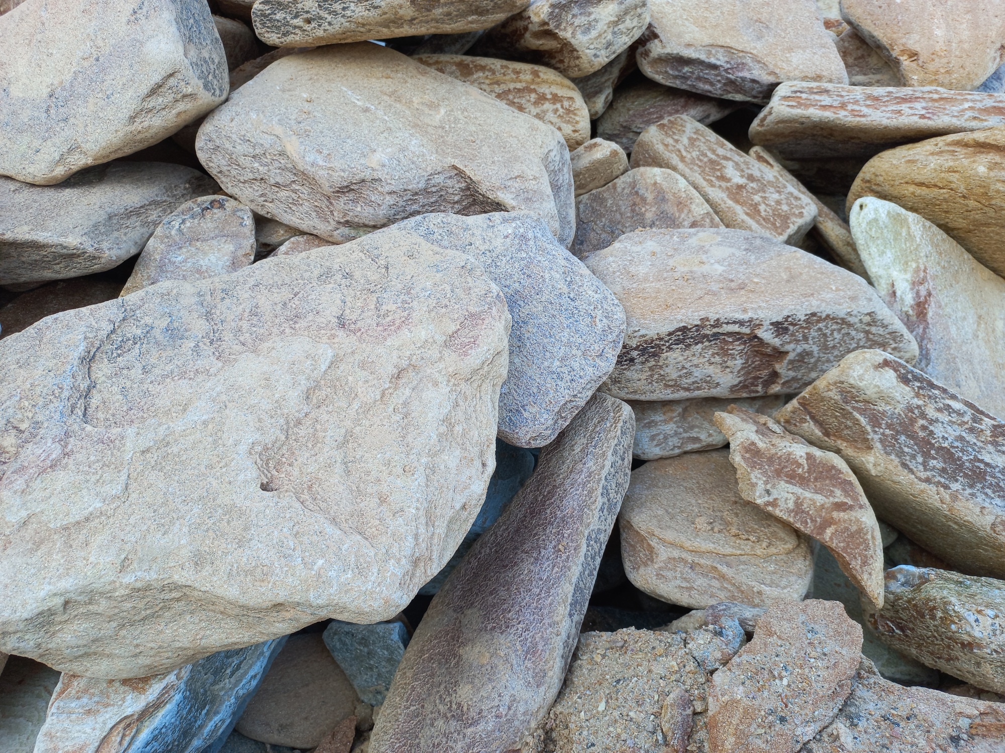 Златолит жёлтый, жёлто-зелёный глыбки и валуны для ланшафтного дизайна купить в Барабинске