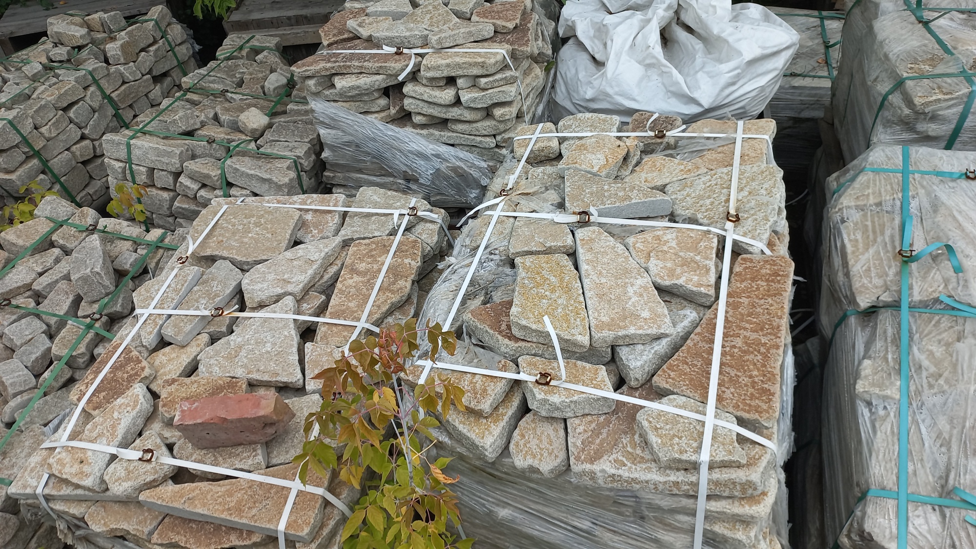 Плитняк гранитный галтованный купить в Барабинске