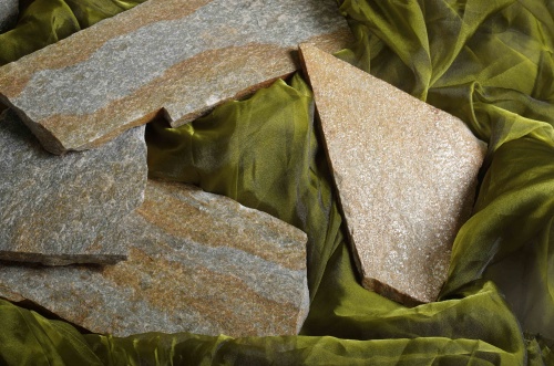 Плитняк златолит Уральский для цоколя, отмостки купить в Барабинске