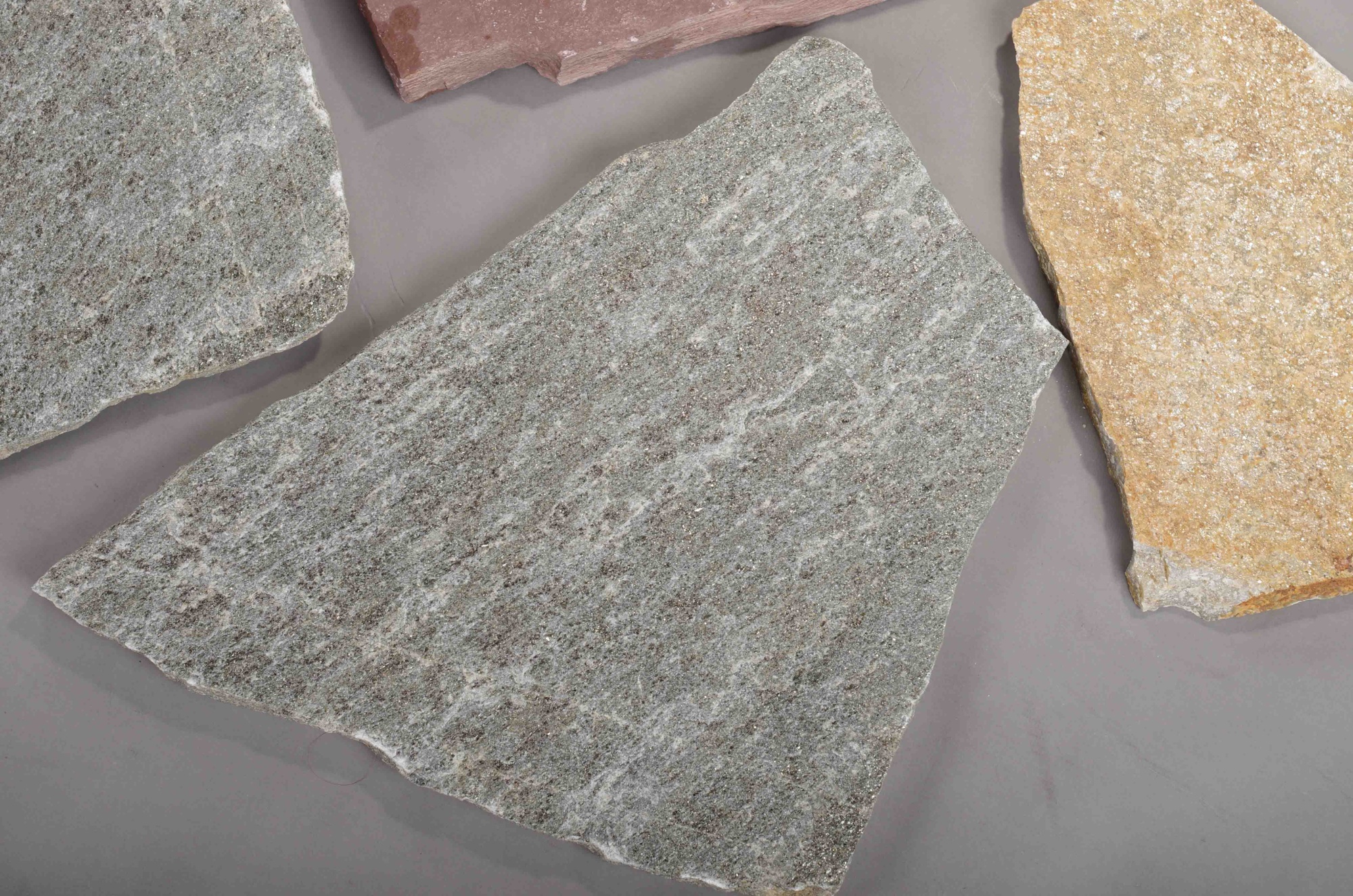 Плитняк златолит Уральский для цоколя, отмостки купить в Барабинске