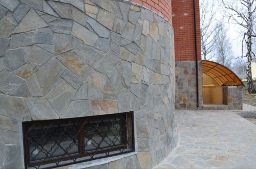 Плитняк златолит Уральский для цоколя, отмостки купить в Барабинске